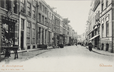50701 Prentbriefkaart van de Korte Bisschopstraat gezien vanaf de Brink. Deze straat is al ruim een eeuw een ...