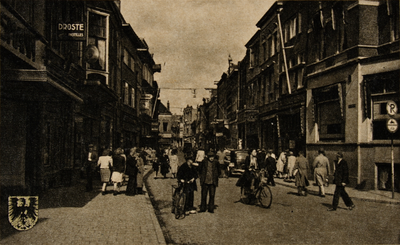 50702 Prentbriefkaart van de Korte Bisschopstraat gezien vanaf de Brink. Deze straat is al ruim een eeuw een ...