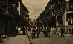 50702 Prentbriefkaart van de Korte Bisschopstraat gezien vanaf de Brink. Deze straat is al ruim een eeuw een ...
