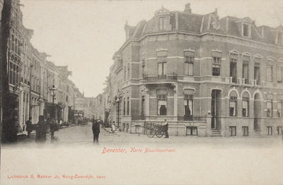 50703 Prentbriefkaart van de Korte Bisschopstraat gezien vanaf de Brink. Deze straat is al ruim een eeuw een ...