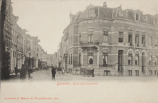 50703 Prentbriefkaart van de Korte Bisschopstraat gezien vanaf de Brink. Deze straat is al ruim een eeuw een ...