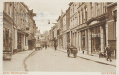 50704 Prentbriefkaart van de Korte Bisschopstraat. Deze straat is al ruim een eeuw een winkelstraat. Veel van de oude ...