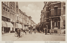 50705 Prentbriefkaart van de Korte Bisschopstraat gezien vanaf de Brink. Deze straat is al ruim een eeuw een ...