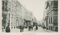 50707 Prentbriefkaart van de Korte Bisschopstraat gezien vanaf de Brink. Deze straat is al ruim een eeuw een ...