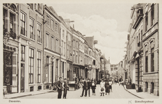 50709 Prentbriefkaart van de Korte Bisschopstraat gezien vanaf de Brink. Deze straat is al ruim een eeuw een ...