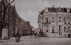 50710 Prentbriefkaart van de Korte Bisschopstraat gezien vanaf de Brink. Deze straat is al ruim een eeuw een ...
