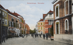 50716 Ingekleurde prentbriefkaart met de afbeelding van de Keizerstraat, vanaf de Brink, richting het station., ...