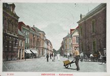 50717 Ingekleurde prentbriefkaart met de afbeelding van de Keizerstraat, vanaf de Brink, richting het station., ...