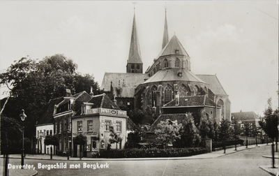 50744 Gezicht op de Bergkerk vanaf de hoek van de Kazernestraat - Houtmarkt. Rechts is het Bergkerkplein zichtbaar, ...