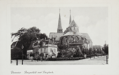 50745 Gezicht op de Bergkerk vanaf de hoek van de Kazernestraat - Houtmarkt. Rechts is het Bergkerkplein zichtbaar, ...