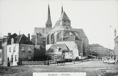50748 Gezicht op de Bergkerk vanaf de hoek van de Kazernestraat - Houtmarkt. Rechts van het midden is het Bergkerkplein ...