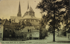 50750 Gezicht op de Bergkerk vanaf de hoek van de Kazernestraat - Houtmarkt. Rechts is het Bergkerkplein zichtbaar, ...