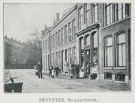 50758 De Bergpoortstraat, die uitkomt op de Kazernestraat. Links is de Boreelkazerne te zien. In het midden van de ...