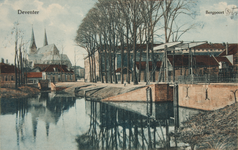 50761 De Bergpoorthaven, die diende als aanlegplaats voor de Raalter trekschuiten, is in 1911 gedempt. Rechts tussen de ...
