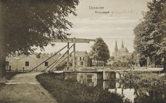 50765 Vanaf het Hoornwerk is de Bergkerk te zien. Op de voorgrond de brug over het Overijssels kanaal - de Kanaalbrug. ...