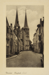 50772 Gezicht op de Bergkerk vanaf de hoek Bergstraat en Maansteeg. Met name de linkerkant van de straat is te zien., ...
