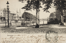 50798 Vanaf het Pothoofd is door de bomen de haven te zien. Links staan de graanpakhuizen van ten Hoven [?] en ten ...