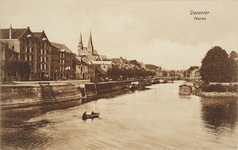 50799 De oude haven van Deventer met links de Bokkingshang en in de verte de Bergkerk. Rechts van het midden het ...