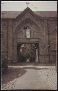 104 Ingang van Abdij Sion in Diepenveen. Procedé: daglicht gelatine zilverdruk, 1921-01-01