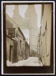 111 Bergkerk Deventer, gezien vanuit de Kerksteeg. Procedé: daglicht gelatine zilverdruk, 1921-01-01