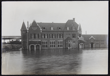 128 Station Deventer, hoog water. Procedé: ontwikkel gelatine zilverdruk, 1921-01-01