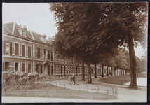 129 Noordenbergsingel Deventer, hoek Boedekerstraat. Jongen met fiets. Procedé: daglicht gelatine zilverdruk, 1921-01-01
