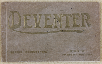 133 Mapje met 10 geperforeerde briefkaarten. Uitgave Van der Meulen's boekhandel. Titelblad met vergulde letters. ...