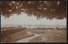 86 Tuin met zicht op de IJssel, wellicht bij een veerpont. Lokatie onbekend. Procedé: daglicht collodion zilverdruk, ...