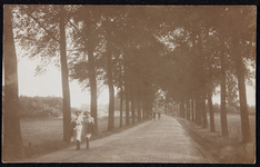 87 Twee meisjes op bestrate laan met bomen, lokatie onbekend. Procedé: daglicht gelatine zilverdruk, 1921-01-01
