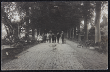 97 Groepsportret op straat, kinderen met man en hondje. Lokatie onbekend. Procedé: daglicht gelatine zilverdruk, 1921-01-01