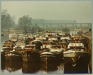 1157 Vrachtboten liggen aangemeerd aan de Welle., 1970-01-01
