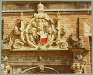 1162 Wapenschild boven de deur van het Landshuis, wapens van Deventer en Utrecht. Renaissance., 1970-01-01