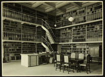 1330 De Athenaeumbiobliotheek in het oude Deventer Raadhuis., 1965-01-01