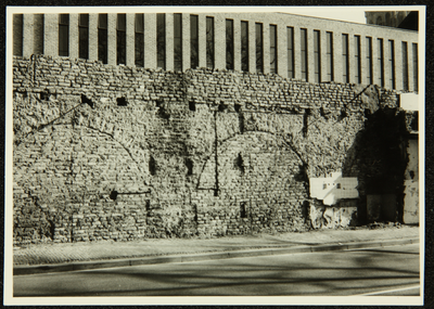 1357 IJsselfront, restant vestingmuur. Daarachter aula / gymnastieklokaal school., 1972-03-01