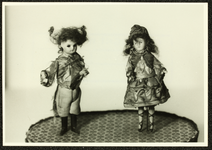 136 Twee poppen, Frans, eind 19e eeuw.. Collectie Speelgoedmuseum.