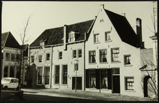 1447 Bergkerkplein met rechts poort Meyershoof (in 1970 geplaatst, afkomstig uit Achter de Broederen)., 1970-01-01