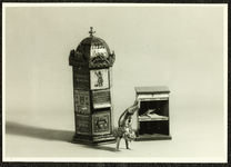176 Chocolade-automaat ong. 1925, clown 1930-1950, kiosk 1930-1940. Collectie Speelgoedmuseum., 1972-01-01