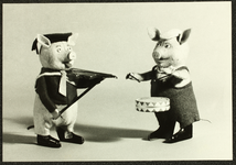 194 Twee musicerende varkentjes. Collectie Speelgoedmuseum., 1972-01-01