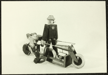 226 Motorrijder (gangmaker) met erachter wielrenner. Collectie Speelgoedmuseum., 1974-01-01