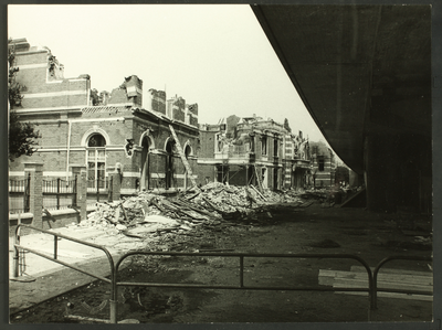 23 Verwoeste gebouwen bij de Wilhelminabrug, ter hoogte van de Bokkingshang. Decor voor de opnamen voor de film A ...