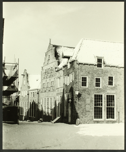 80 Bergkwartier, bedekt met een laag sneeuw. Huizen op de hoek Bergkerkplein en de Bergstraat., 1970-01-01
