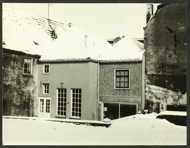 84 Bergkwartier in de sneeuw. Achterzijde van huizen aan de Roggestraat., 1970-01-01