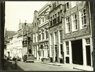 92 Gerestaureerde huizen aan de Menstraat in het Bergkwartier., 1975-01-01