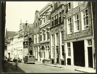 93 Gerestaureerde huizen aan de Menstraat in het Bergkwartier., 1975-01-01