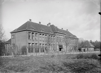 365 Deventer - Burgersdijkstraat 1 en 3: Gebouw Hogere Burgerschool in 1939 met conciergewoning. Gebouwd in 1921 als ...