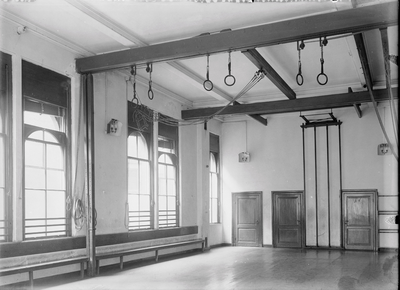 366 Deventer - Pontsteeg 11 - 13 (interieur).: Gymnastieklokaal Hogere Burgerschool HBS. In gebruik tot 1938., 1938-01-01