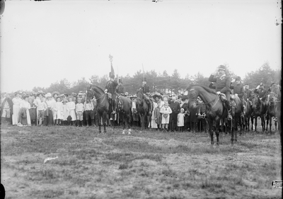 389 Deventer - historische gebeurtenis - Pikeursbaan?, Onafhankelijkheidsfeest ( 1813 - 1913 ) Huzaren te paard., 1913-07-15