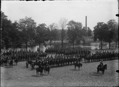 422 Deventer - Pikeursbaan, Huzaren te paard; met op achtergrond de Handelskade., 1914-01-01