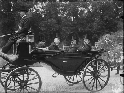 428 Portretfoto - Vier reizigers in koets met koetsier. Onbekend., 1905-01-01