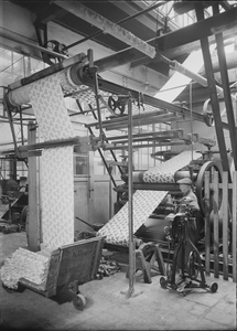 448 Deventer - Lange Zandstraat 139, Ankersmit textielfabriek interieur; In en uitloop van de Impregneermachine., 1951-01-01